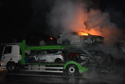 Noční požár na dálnici D11 ve směru na Hradec Králové způsobil vysokou škodu, dálnice byla uzavřena