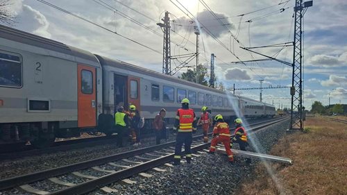 Střet na železničním koridoru zastavil osobní vlak. Všichni cestující museli vystoupit