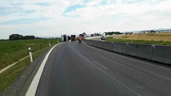 Převrácený kamion blokuje průjezdnost na obchvatu Olomouce.