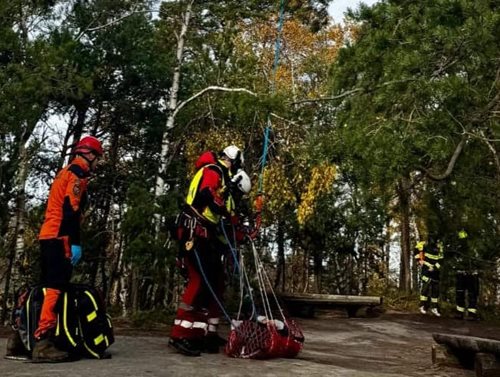 Hasiči zachránili zraněného turistu ze skalního města