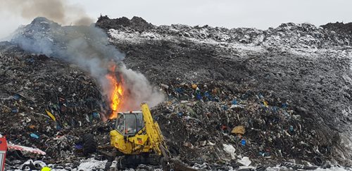 V Činově hořela od pátku  skládka odpadu. Hasiči jsou na místě už třetí den.