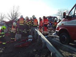 Hasiči vyprostili řidiče po vážné autonehodě