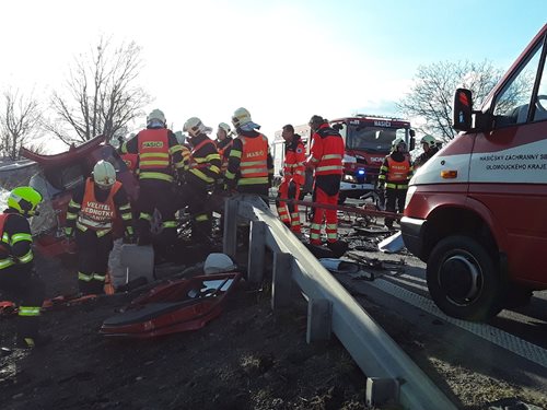 Hasiči vyprostili řidiče po vážné autonehodě