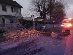 Dopravní nehoda osobního auta ve Varnsdorfu