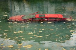 Majiteli sjel automobil do vodní nádrže na Uherskohradišťsku