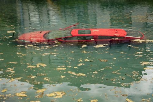Majiteli sjel automobil do vodní nádrže na Uherskohradišťsku