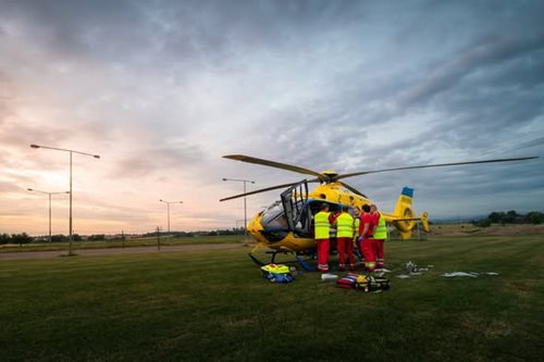 Padající kámen zranil mladého turistu. Do nemocnice ho transportoval vrtulník