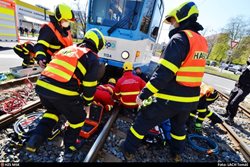Ostravští hasiči vyprošťovali seniorku po střetu s tramvají