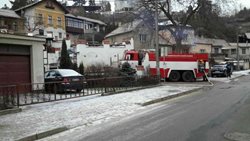 Při požáru domu, který vyhnal z bytů jedenáct lidí, se zranili čtyři lidé