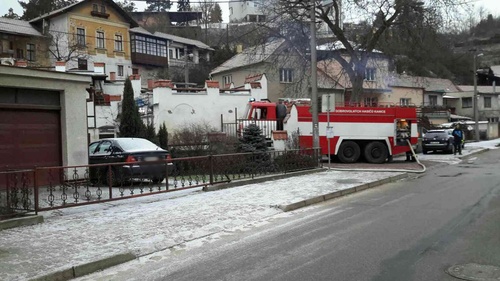 Při požáru domu, který vyhnal z bytů jedenáct lidí, se zranili čtyři lidé