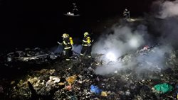 Bleskový zásah při požáru skládky u Stašova