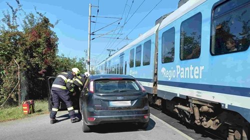 Střet osobního auta s vlakem skončil bez zranění. Ve vlaku cestovalo 20 lidí