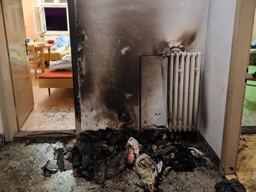 V noci museli hasiči evakuovat 35 lidí z ubytovny. Tři se nadýchali kouře