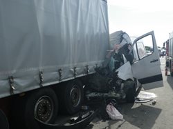 Dodávka narazila na dálnici do návěsu kamionu