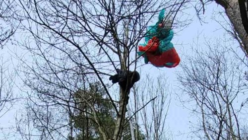 Paraglidista uvízl ve výšce a čekal na záchranu