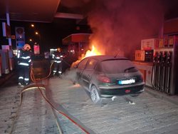 Požár osobního automobilu na čerpací stanici