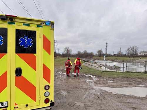 Policisté skočili do ledové řeky a zachránili tonoucího muže