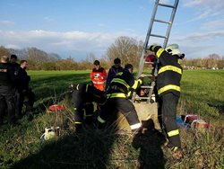 Hasiči vytahovali dítě, které spadlo do skruže