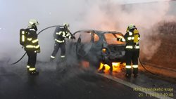 Na Nové Hospodě na Tachovsku hořelo osobní vozidlo