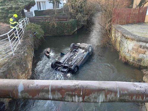 Vozidlo skončilo převrácené ve vodním náhonu
