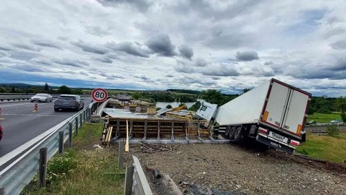 Řidič kamionu usnul za volantem. Náročné vyprošťování na D4 uzavřelo dálnici na několik hodin