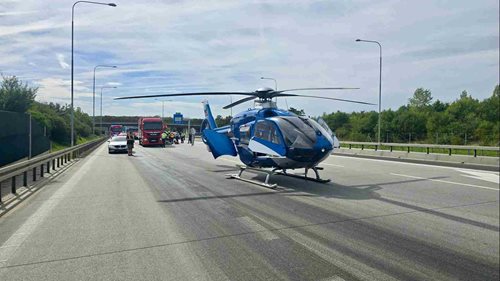 Vážná nehoda nákladního auta a dodávky. Řidiče museli hasiči vyprostit, transportoval ho vrtulník