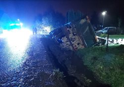 Nákladní automobil skončil v příkopu