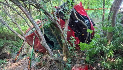 Tragická nehoda skončila smrtí řidiče. Auto po nárazu sjelo ze srázu