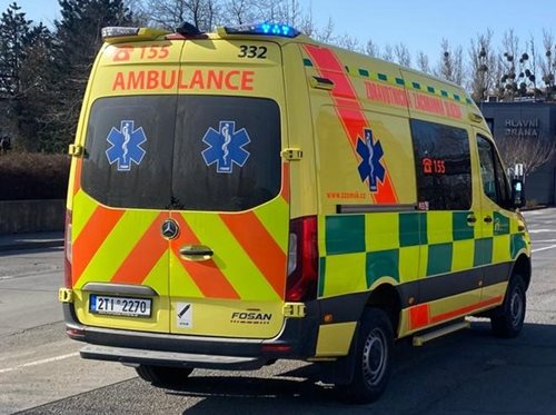 Srážka vozidel a chodce si vyžádala zásah záchranářů