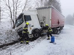 Při nehodě nákladního vozidla u Pravíkova došlo k masivnímu úniku nafty