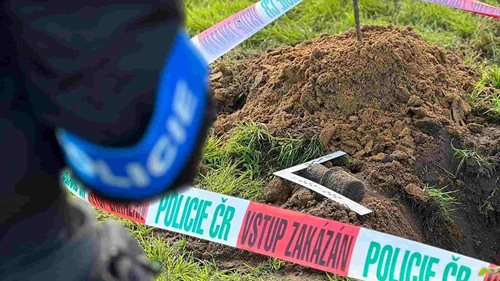 Našel předmět připomínající granát a odvezl ho na policii. Služebna musela být evakuována