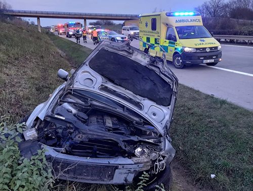 Nehoda ochromila dálnici. Auto skončilo mimo vozovku, provoz musel být zastaven