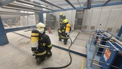 Sedm evakuovaných a pětimiliónová škoda u požáru drtiče v Táboře