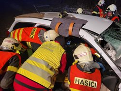Dva zranění po srážce osobního vozu a traktoru