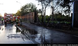 V Kbelské ulici hořela večer dřevěná protihluková stěna v délce 20 metrů