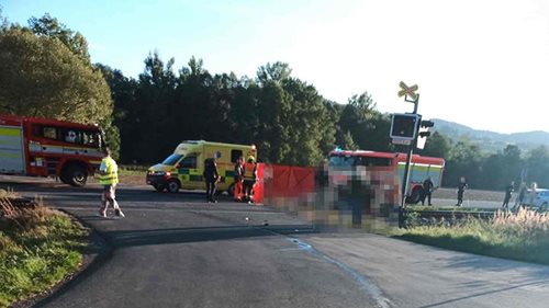 Střet motocyklu s dodávkou skončil tragicky. Kvůli nehodě zastavili i vlaky