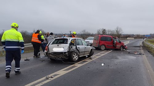 Střet dvou vozů způsobil zásadní následky a zranění tří osob