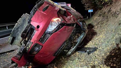 Auto sjelo ze silnice a skončilo na střeše. Zraněnému řidiči pomáhali hasiči