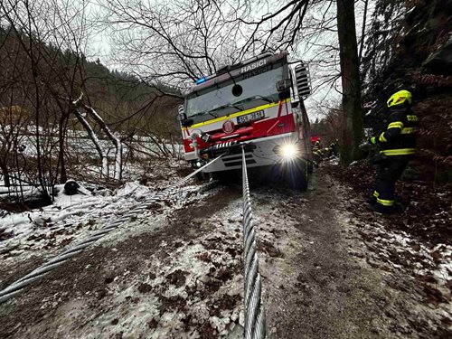 Hasiči zasahovali u požáru a pomohli kolegům s vyproštěním cisterny