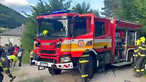 Auto skončilo po nehodě v příkopu. Mezi pěti zraněnými byly i dvě děti