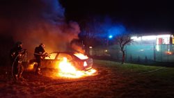 Požár osobního automobilu v chatové oblasti v Uherském Brodě