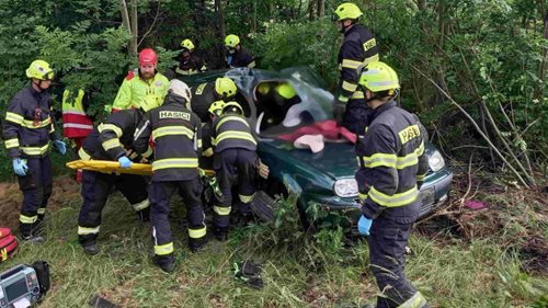 Osobní auto se střetlo s nákladním vozidlem. Mladou ženu musel do nemocnice transportovat vrtulník