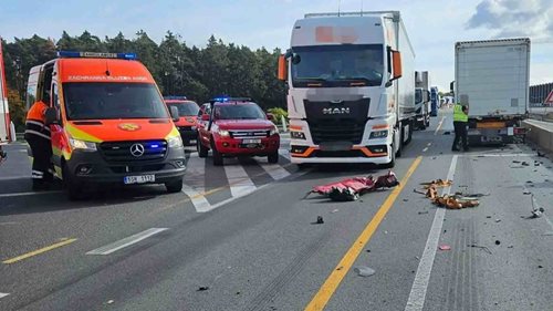 Tři vozidla havarovala na silnici I/7. Hasiče přivolal automatický systém eCall