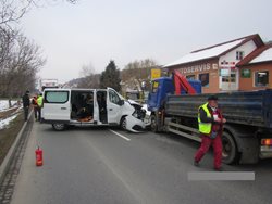 Nehoda nákladního automobilu, dodávky a osobního automobilu na Zlínsku