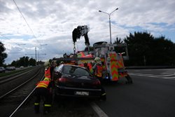 Ostravští hasiči vyprošťovali v Nové Vsi automobil z kolejiště a značky