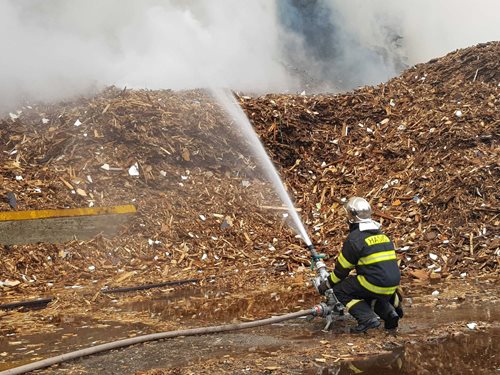Zásah po deseti dnech v Nové Cerekvi stále pokračuje. Požárem zasažený materiál je stále dohašován.  