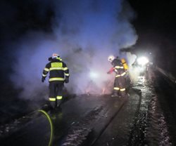 Na Zlínsku před zraky majitele shořelo jeho auto