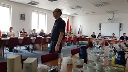 Učitelé základních a středních škol zasedli do hasičských lavic