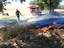 Ke dvěma požárům přírodních porostů vyjížděli hasiči na Kroměřížsku.