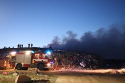 Požár na skládce u Smrkovic stále trvá
